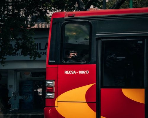 Persona en transporte público en la ciudad