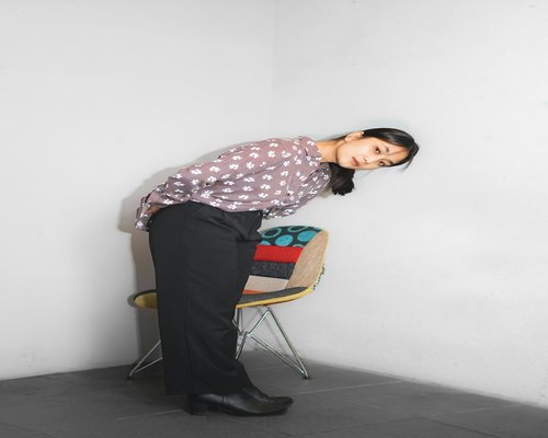 Estiramiento en silla de oficina